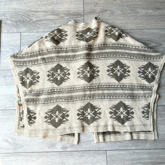 Kerisma Pure Lambswool  Aztec Poncho - Picture 10 of 12